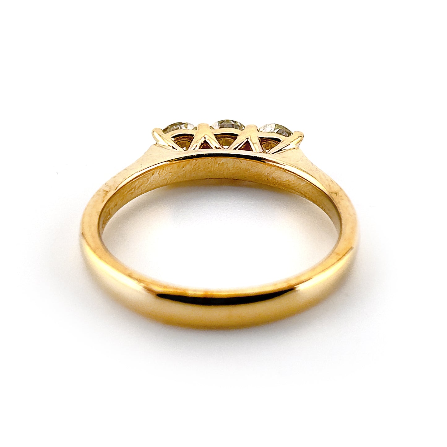 Three-stone diamond ring, 9ct yellow gold