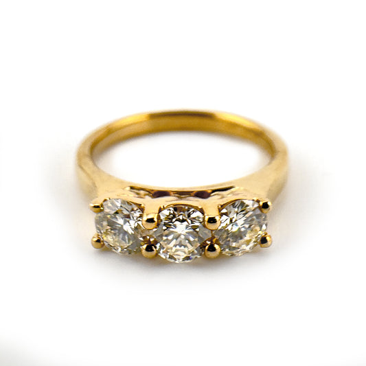 Three-stone diamond ring, 9ct yellow gold