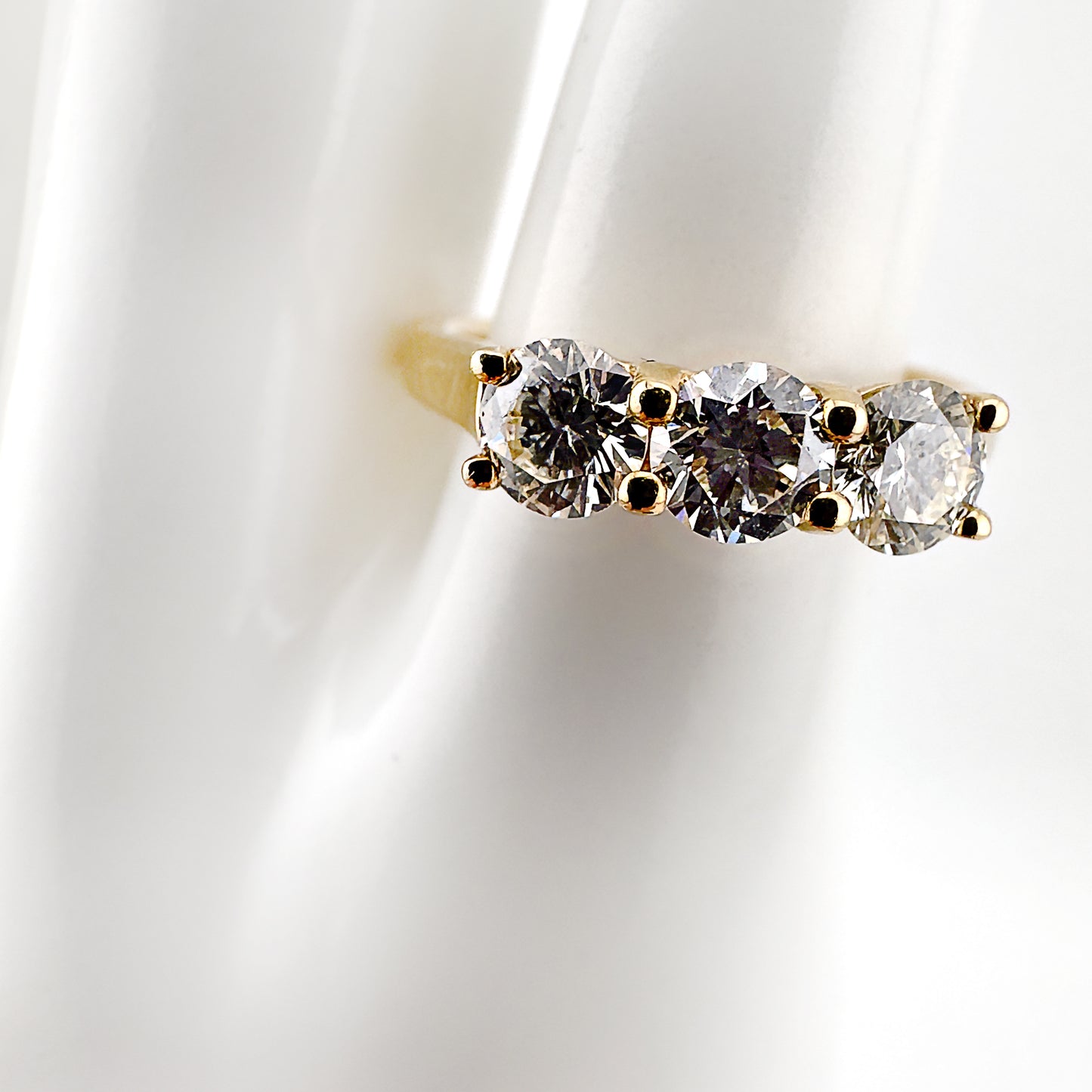 Three-stone diamond ring, 9ct yellow gold