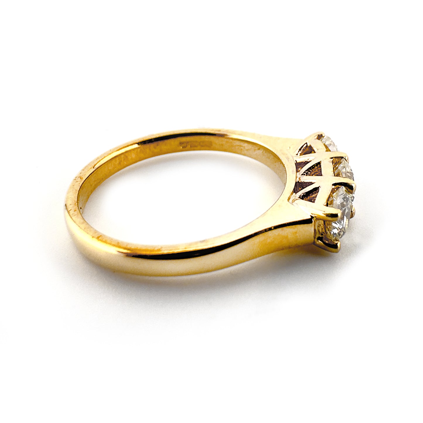 Three-stone diamond ring, 9ct yellow gold